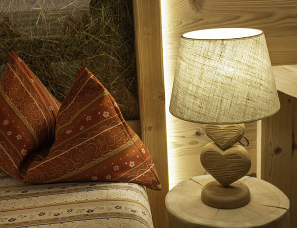 A-03-particolare con lampada letto fieno